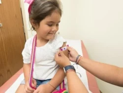 ما يلزمك معرفته حول تطعيمات الأطفال كيف تعمل اللقاحات